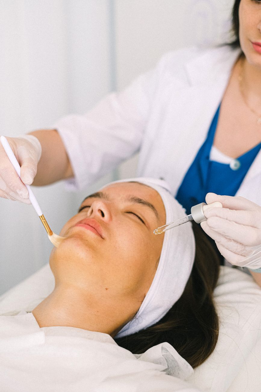 Professionelle Gesichtsbehandlung bei Kosmetik am Brunnen